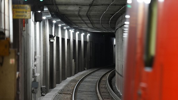 Mann (29) klettert für Pfandflaschen in die S-Bahngleise – Lebensgefahr