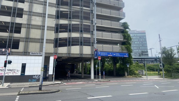 Parkhaus am Duisburger Hauptbahnhof: Aufzug seit Jahren außer Betrieb