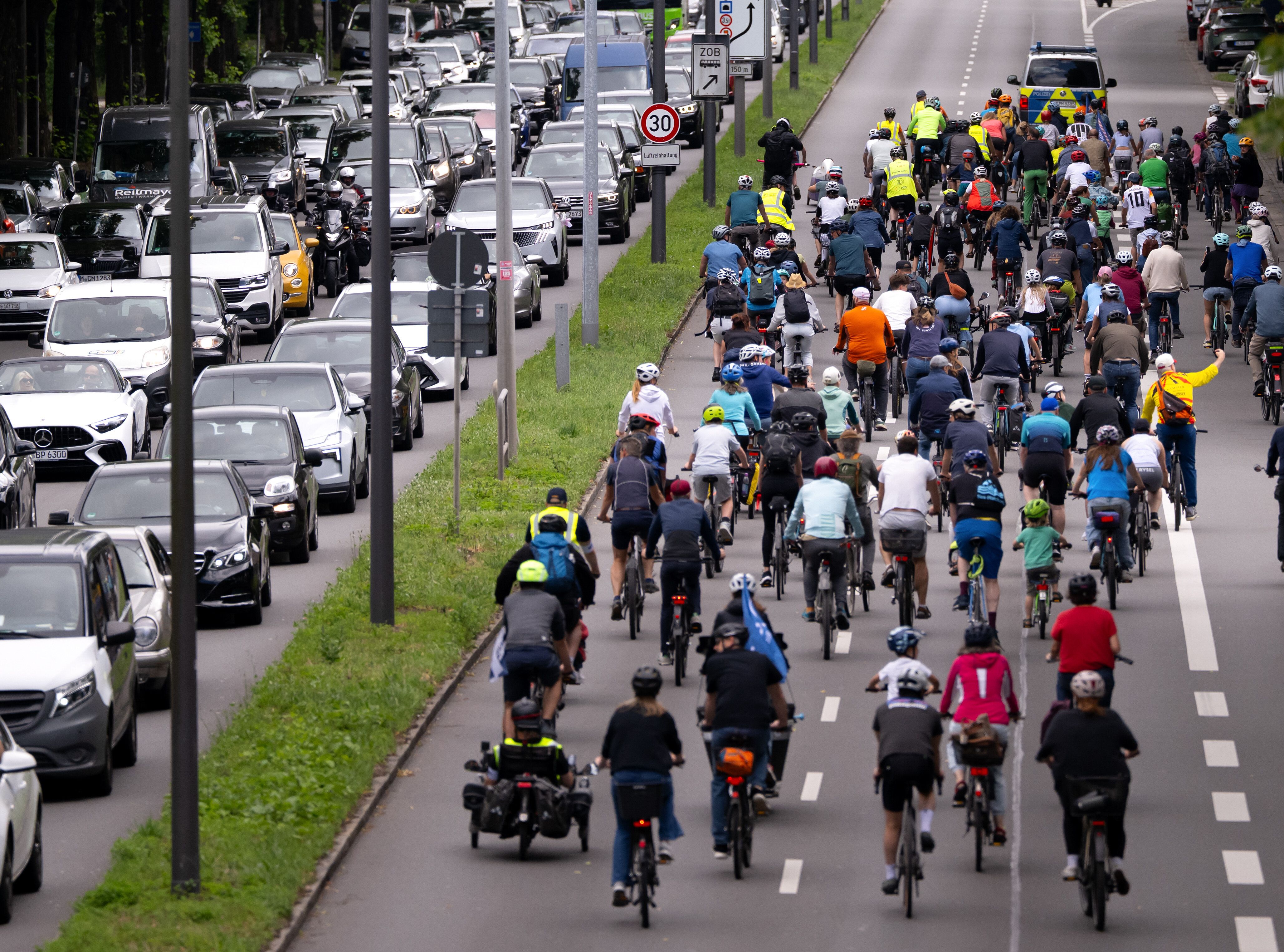 ADFC-Sternfahrt: Mehr Sicherheit für radelnde Kinder gefordert