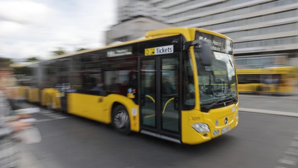 Ehefrau angeblich „anzüglich angestarrt“ – Mann versprüht Reizgas in BVG-Bus